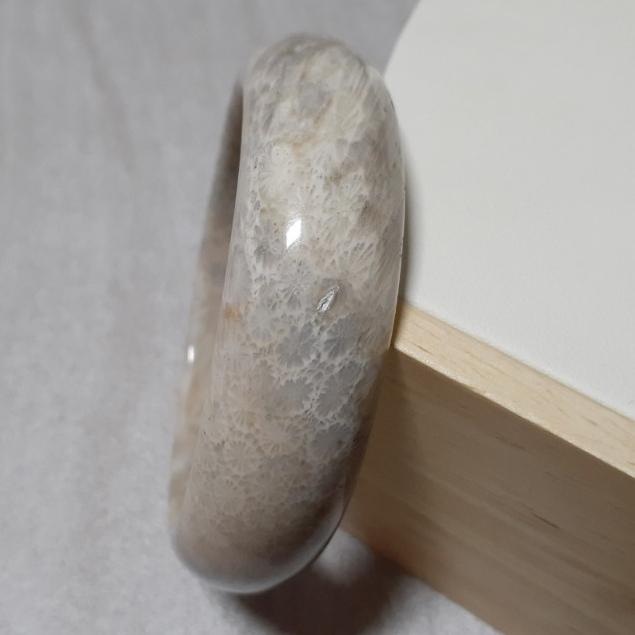 【三寶坊】天然珊瑚玉手鐲 60圈口 檸檬花 紅色水墨意境 灰藍骨骼 平安鐲 手鐲大圈口 N150-細節圖4