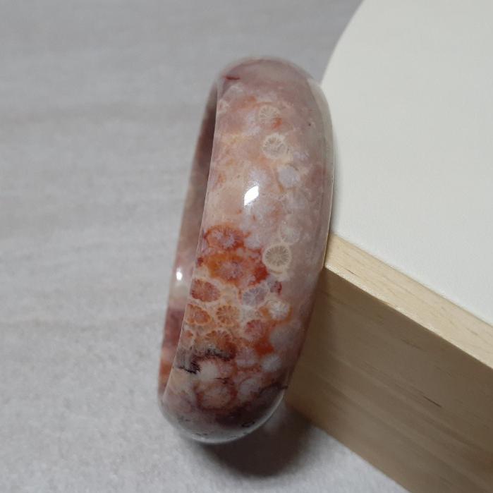 【三寶坊】天然珊瑚玉手鐲 58圈口 檸檬花 粉色 平安鐲 手鐲大圈口 N134-細節圖3