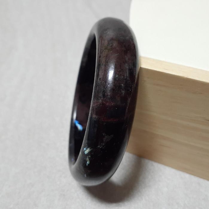 【三寶坊】煙花石榴石手鐲 56圈口 黑龍晶手鐲 藍閃石 平安鐲 手鐲大圈口 N239 女人石 煙花玉-細節圖3