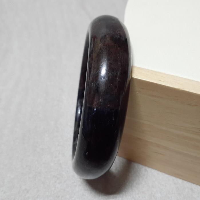 【三寶坊】煙花石榴石手鐲 56圈口 黑龍晶手鐲 藍閃石 平安鐲 手鐲大圈口 N239 女人石 煙花玉-細節圖4