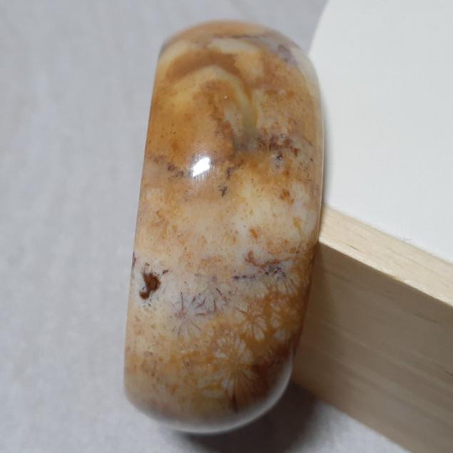 【三寶坊】天然珊瑚玉手鐲 58圈口 雛菊 黃咖 寬鐲 手鐲大圈口 N253 輪胎鐲-細節圖2