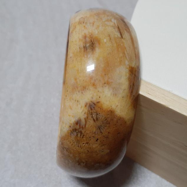 【三寶坊】天然珊瑚玉手鐲 58圈口 雛菊 黃咖 寬鐲 手鐲大圈口 N253 輪胎鐲-細節圖3