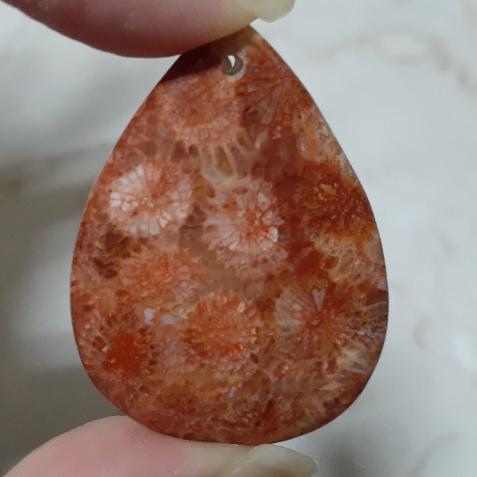 【三寶坊】天然珊瑚玉 吊墜 水滴型 引人注目系 人魚的眼淚 無事牌 菊花石 珊瑚玉吊墜 W20-W23-細節圖5