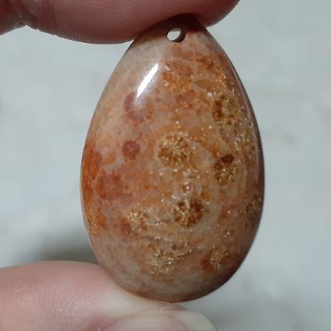 【三寶坊】天然珊瑚玉 吊墜 水滴型 引人注目系 人魚的眼淚 無事牌 菊花石 珊瑚玉吊墜 W20-W23-細節圖8