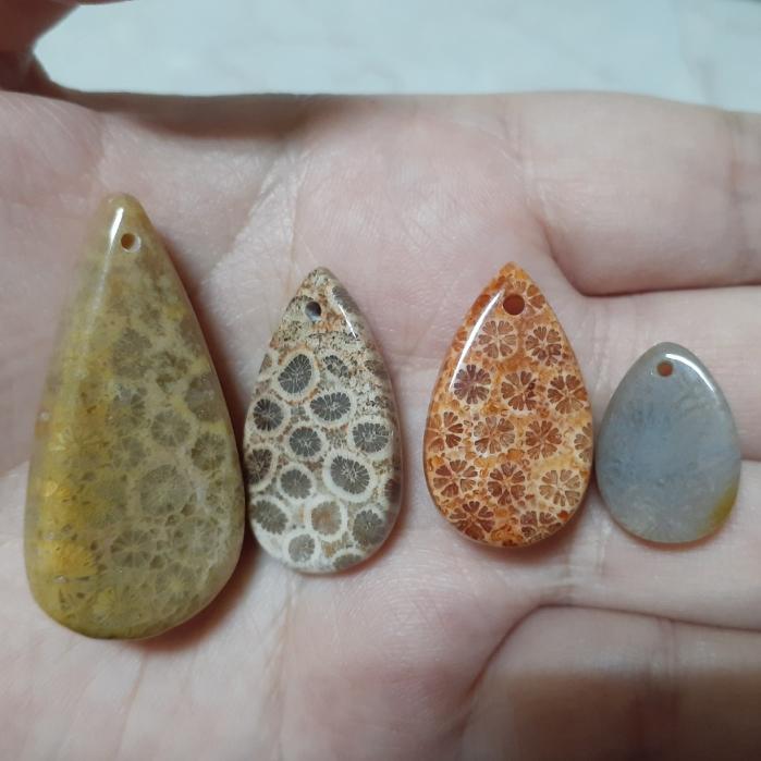 【三寶坊】天然珊瑚玉 吊墜 水滴型 特色系 人魚的眼淚 無事牌 菊花石 珊瑚玉吊墜 W1-W4-細節圖4