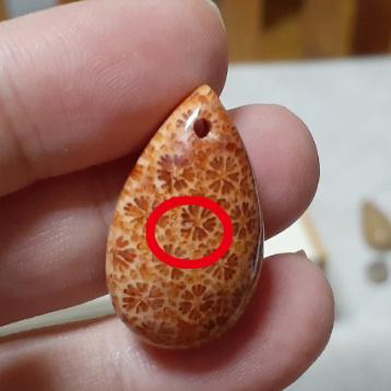 【三寶坊】天然珊瑚玉 吊墜 水滴型 特色系 人魚的眼淚 無事牌 菊花石 珊瑚玉吊墜 W1-W4-細節圖8