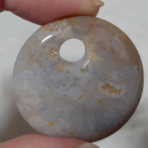 【三寶坊】天然珊瑚玉 平安扣 透透系 公主扣 菊花石 珊瑚玉吊墜 P20-P22-細節圖5