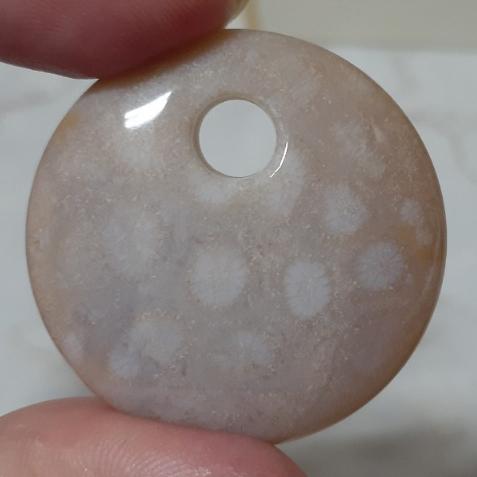 【三寶坊】天然珊瑚玉 平安扣 透透系 公主扣 菊花石 珊瑚玉吊墜 P20-P22-細節圖6