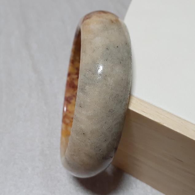 【三寶坊】天然珊瑚玉手鐲 60圈口 蟲紋 半壁黃帶彩 平安鐲 手鐲大圈口 N166-細節圖2