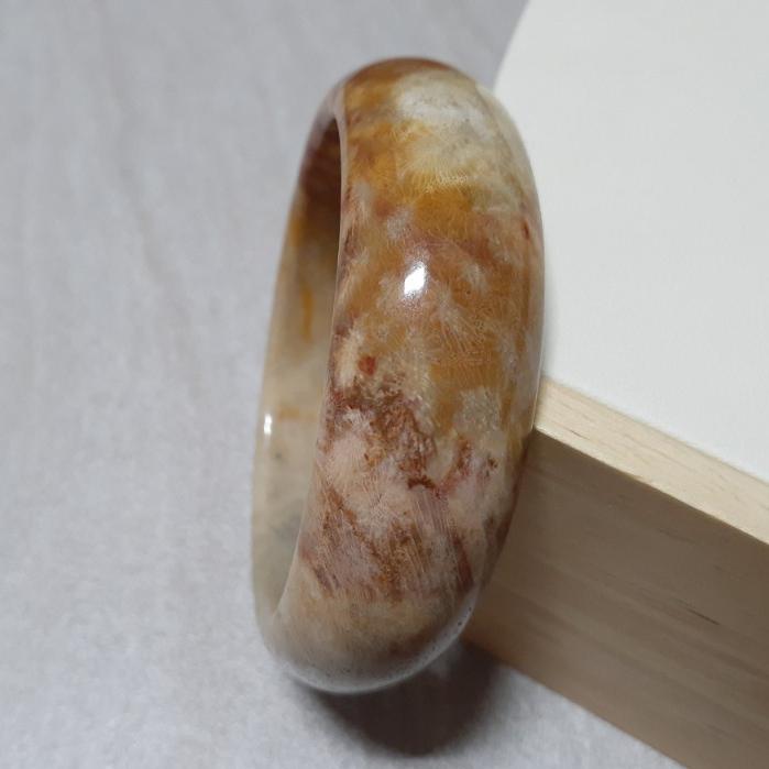 【三寶坊】天然珊瑚玉手鐲 60圈口 蟲紋 半壁黃帶彩 平安鐲 手鐲大圈口 N166-細節圖3