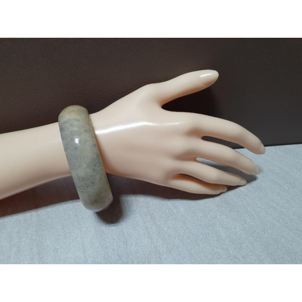 【三寶坊】天然珊瑚玉手鐲 60圈口 蟲紋 半壁黃帶彩 平安鐲 手鐲大圈口 N166-細節圖8