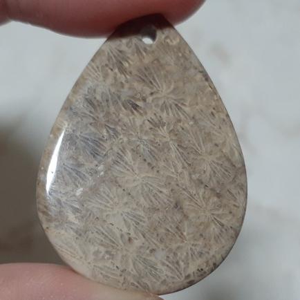 【三寶坊】天然珊瑚玉 吊墜 水滴型 拉絲花 人魚的眼淚 無事牌 菊花石 珊瑚玉吊墜 W18-W19-細節圖6