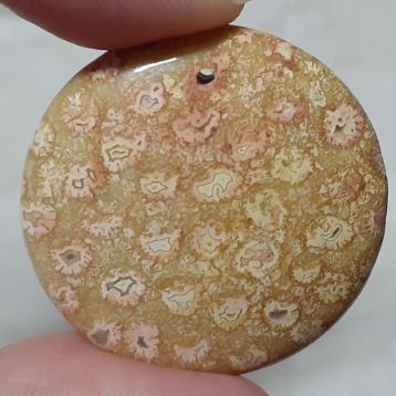 【三寶坊】天然珊瑚玉 無事牌 水晶共生 菊花石 珊瑚玉吊墜 O17-細節圖6