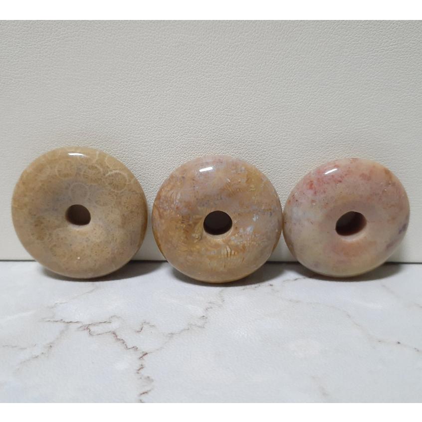 【三寶坊】天然珊瑚玉 平安扣 意境系 菊花石 珊瑚玉吊墜 P9-P11-細節圖2