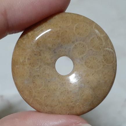 【三寶坊】天然珊瑚玉 平安扣 意境系 菊花石 珊瑚玉吊墜 P9-P11-細節圖5