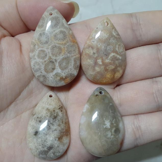 【三寶坊】天然珊瑚玉 吊墜 水滴型 水晶 人魚的眼淚 無事牌 菊花石 珊瑚玉吊墜 W8-W11-細節圖3