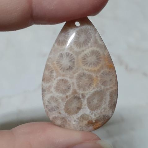 【三寶坊】天然珊瑚玉 吊墜 水滴型 水晶 人魚的眼淚 無事牌 菊花石 珊瑚玉吊墜 W8-W11-細節圖5