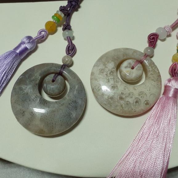 【三寶坊】天然珊瑚玉平安扣 珊瑚玉子母扣 鳳尾 晶洞奶酪 珊瑚玉手把件 珊瑚玉車掛件 菊花石-細節圖2