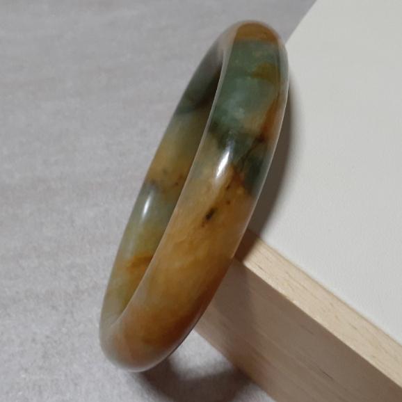 【三寶坊】天然岫玉手鐲 花玉 森綠半壁黃 61圈口 圓條 手鐲大圈口 N107-細節圖2