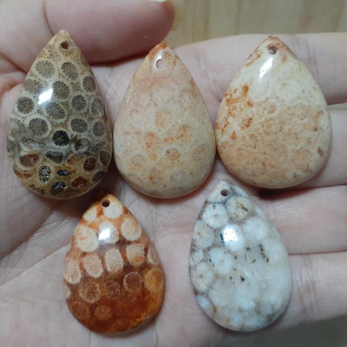 【三寶坊】天然珊瑚玉 吊墜 水滴型 人魚的眼淚 無事牌 菊花石 珊瑚玉吊墜 O27-O31-細節圖3