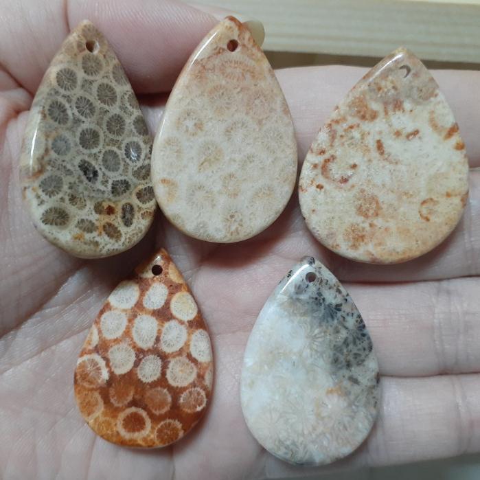 【三寶坊】天然珊瑚玉 吊墜 水滴型 人魚的眼淚 無事牌 菊花石 珊瑚玉吊墜 O27-O31-細節圖4