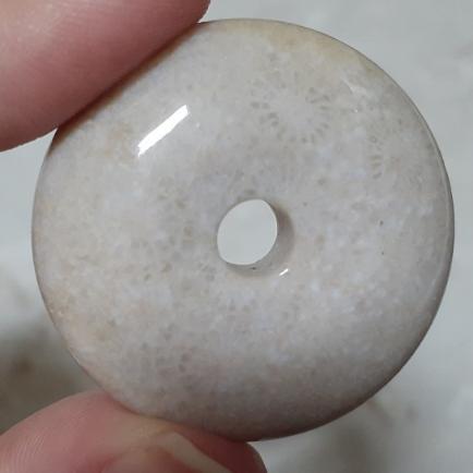 【三寶坊】天然珊瑚玉 平安扣 淺色系 菊花石 珊瑚玉吊墜 P12-P15-細節圖4