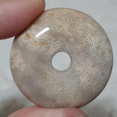 【三寶坊】天然珊瑚玉 平安扣 淺色系 菊花石 珊瑚玉吊墜 P12-P15-細節圖5