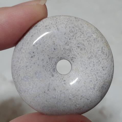 【三寶坊】天然珊瑚玉 平安扣 淺色系 菊花石 珊瑚玉吊墜 P12-P15-細節圖6