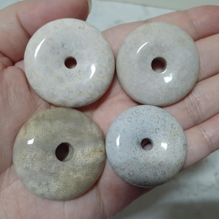 【三寶坊】天然珊瑚玉 平安扣 淺色系 菊花石 珊瑚玉吊墜 P12-P15-細節圖7