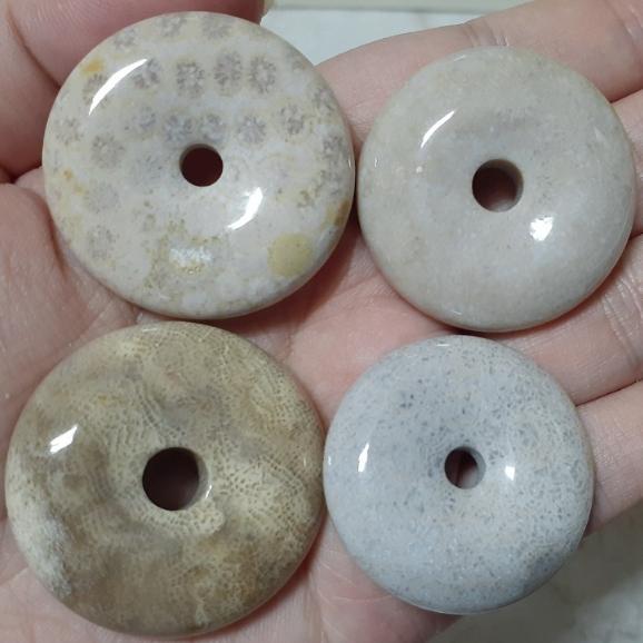 【三寶坊】天然珊瑚玉 平安扣 淺色系 菊花石 珊瑚玉吊墜 P12-P15-細節圖8