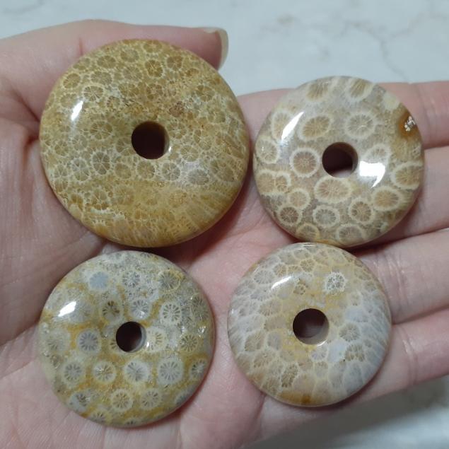 【三寶坊】天然珊瑚玉 平安扣 滿花系 菊花石 珊瑚玉吊墜 P16-P19-細節圖3