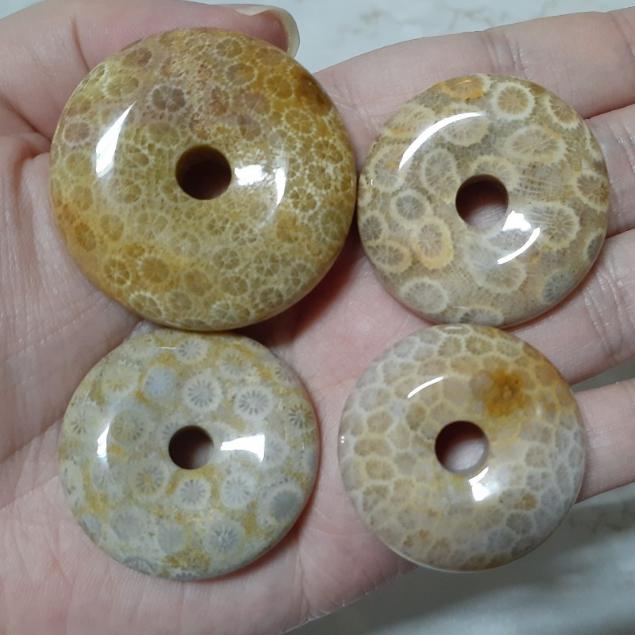 【三寶坊】天然珊瑚玉 平安扣 滿花系 菊花石 珊瑚玉吊墜 P16-P19-細節圖4