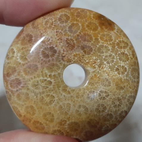 【三寶坊】天然珊瑚玉 平安扣 滿花系 菊花石 珊瑚玉吊墜 P16-P19-細節圖5