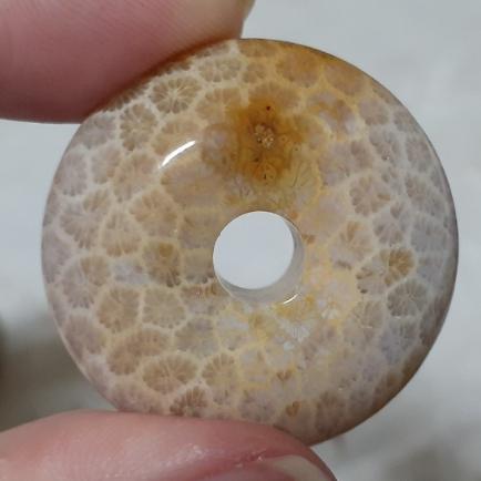 【三寶坊】天然珊瑚玉 平安扣 滿花系 菊花石 珊瑚玉吊墜 P16-P19-細節圖8