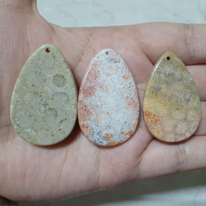 【三寶坊】天然珊瑚玉 吊墜 水滴型 獨特系 人魚的眼淚 無事牌 菊花石 珊瑚玉吊墜 W5-W7-細節圖4