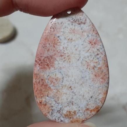 【三寶坊】天然珊瑚玉 吊墜 水滴型 獨特系 人魚的眼淚 無事牌 菊花石 珊瑚玉吊墜 W5-W7-細節圖6