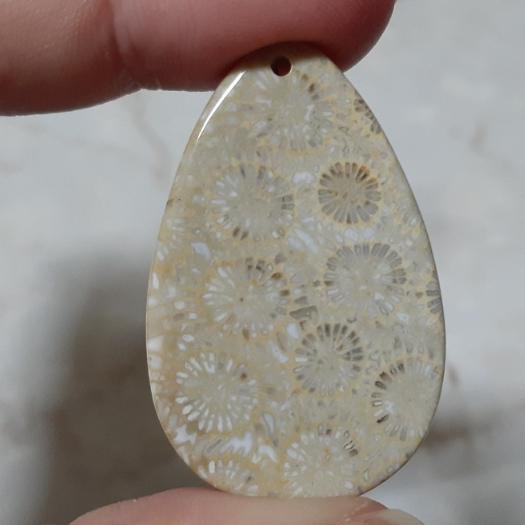 【三寶坊】天然珊瑚玉 吊墜 水滴型 獨特系 人魚的眼淚 無事牌 菊花石 珊瑚玉吊墜 W5-W7-細節圖7