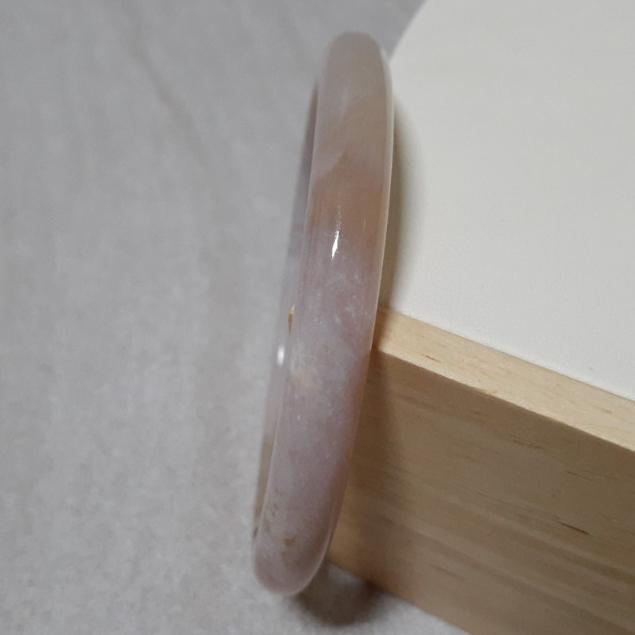 【三寶坊】天然櫻花瑪瑙手鐲 63圈口 粉紫 羽毛感意境 平安鐲 瑪瑙手鐲大圈口 N383-細節圖5
