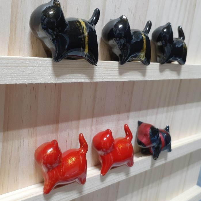 【三寶坊】大漆貓 黑紅系 大漆犬 無臉貓擺件 貓咪擺件 貓咪木頭雕刻 大漆工藝 貓咪公仔 招財貓 療癒系 C25-C30-細節圖7