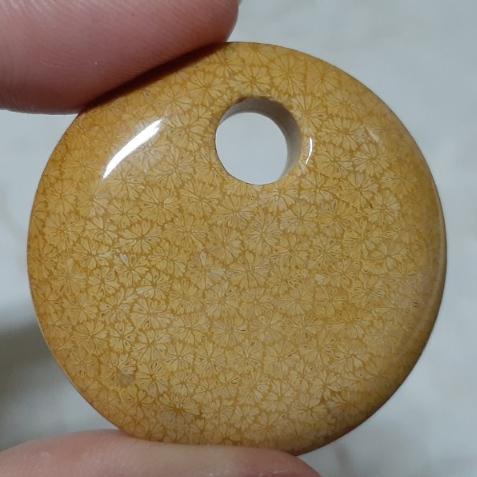 【三寶坊】天然珊瑚玉 平安扣 咖黃色系 公主扣 菊花石 珊瑚玉吊墜 P23-P26-細節圖6