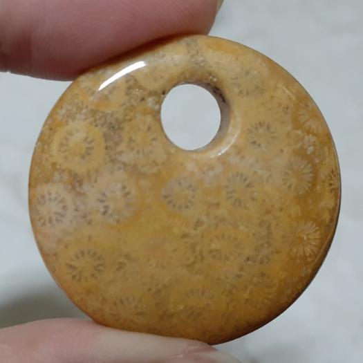 【三寶坊】天然珊瑚玉 平安扣 咖黃色系 公主扣 菊花石 珊瑚玉吊墜 P23-P26-細節圖7