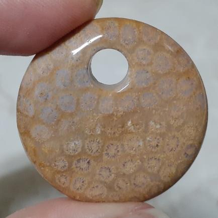 【三寶坊】天然珊瑚玉 平安扣 咖黃色系 公主扣 菊花石 珊瑚玉吊墜 P23-P26-細節圖8