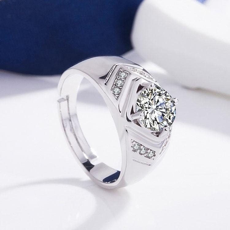 時尚男戒 霸氣指環 男士戒指 鑽石仿真鑽戒 水晶戒指銅飾 水鑽鍍銀戒指 活圍可調節 寬版戒指 男生流行飾品 個性型男配件-細節圖9