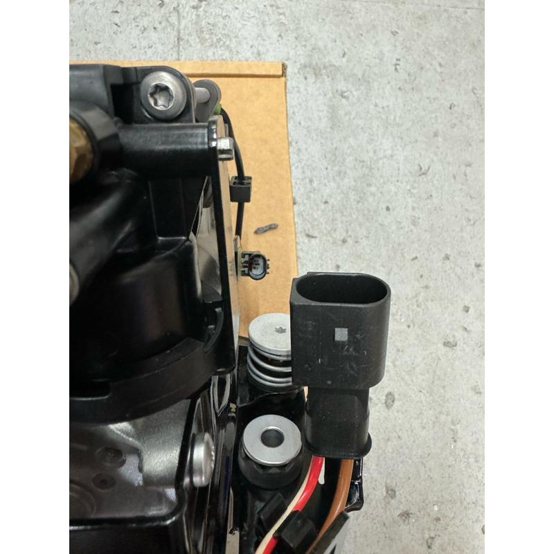 BMW G11 G12 氣壓避震器打氣幫浦總成 37206884682  37206861882-細節圖5