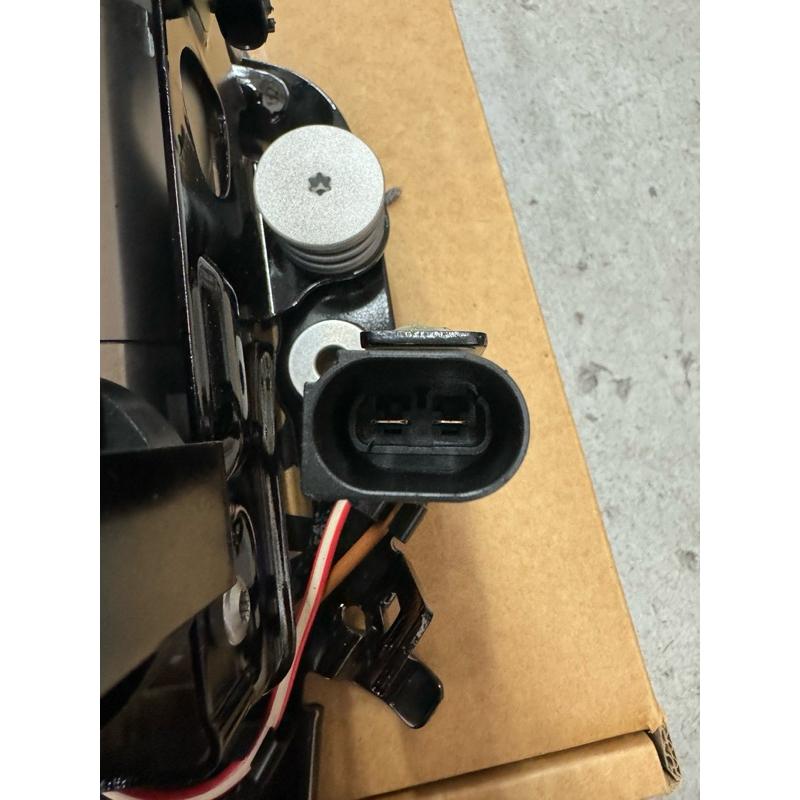 BMW G11 G12 氣壓避震器打氣幫浦總成 37206884682  37206861882-細節圖6