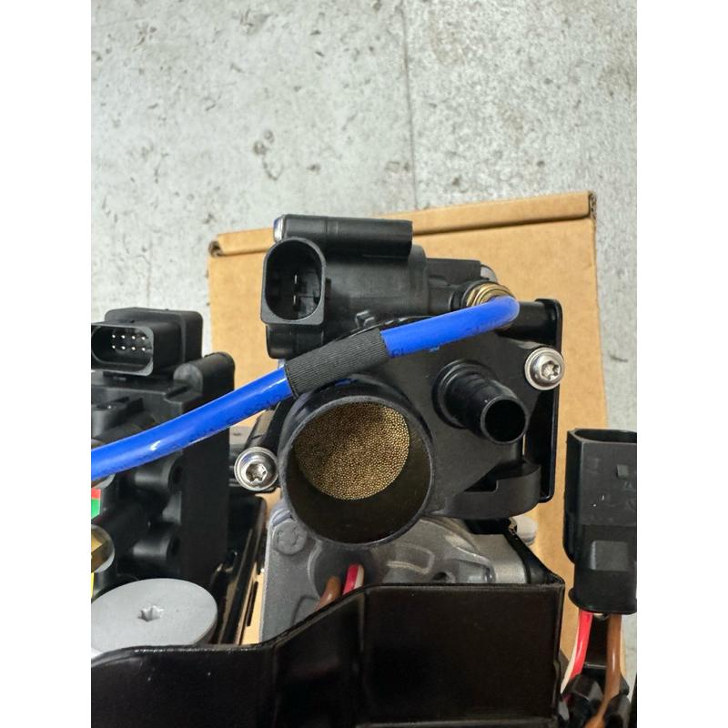 BMW G11 G12 氣壓避震器打氣幫浦總成 37206884682  37206861882-細節圖8