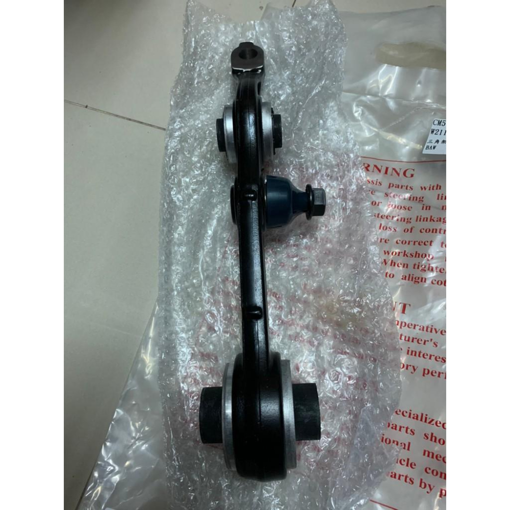 BENZ W211  E系列  三角架-細節圖3