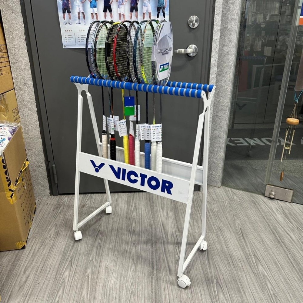 VICTOR 全新原廠 羽球拍 掛架 附滾輪 架子 收藏架 展示架 勝利-細節圖3