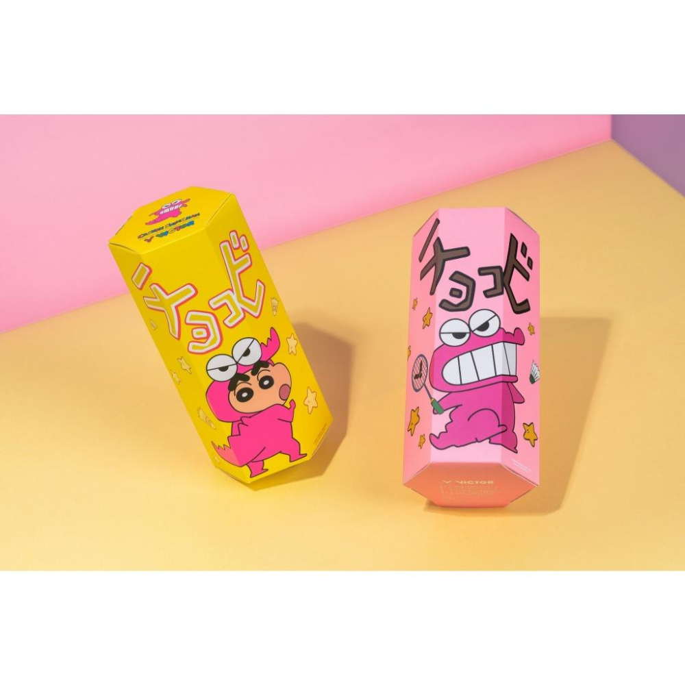 【凱將體育】勝利 X 蠟筆小新 聯名人造球 新裝登場🖍 NCSCS 每桶三入裝 碳音球 人造球 羽毛球 VICTOR-細節圖2