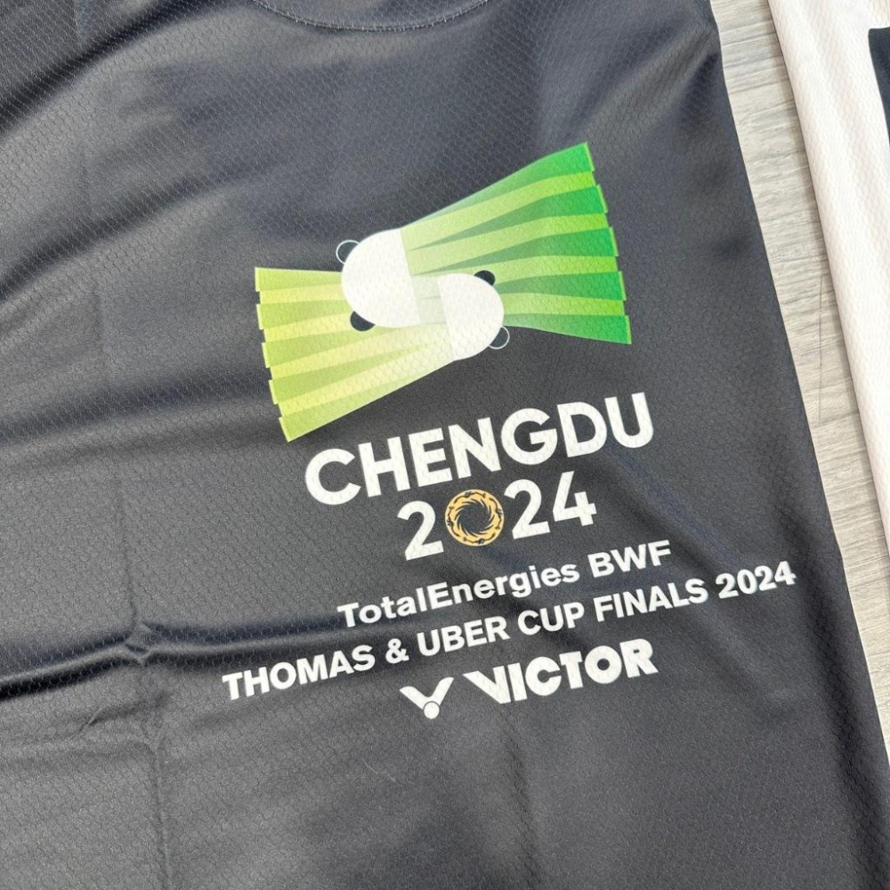 【凱將體育羽球店】VICTOR 2024 湯優盃紀念T恤 TUC2404 2403-細節圖3